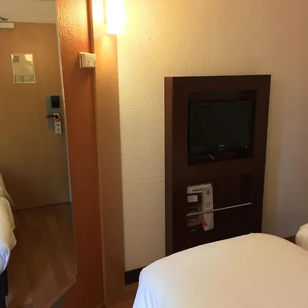 Ibis Pont Jumeaux Otel 3*